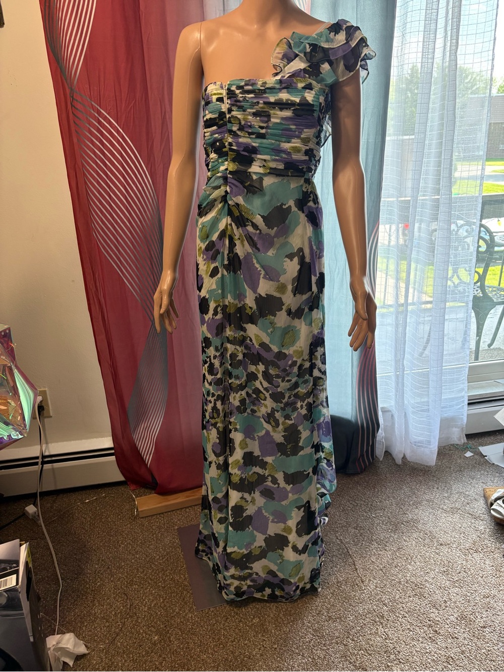 Max and Cleo Size 4 one shoulder evening dress